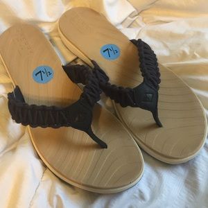 Sperry flip flops